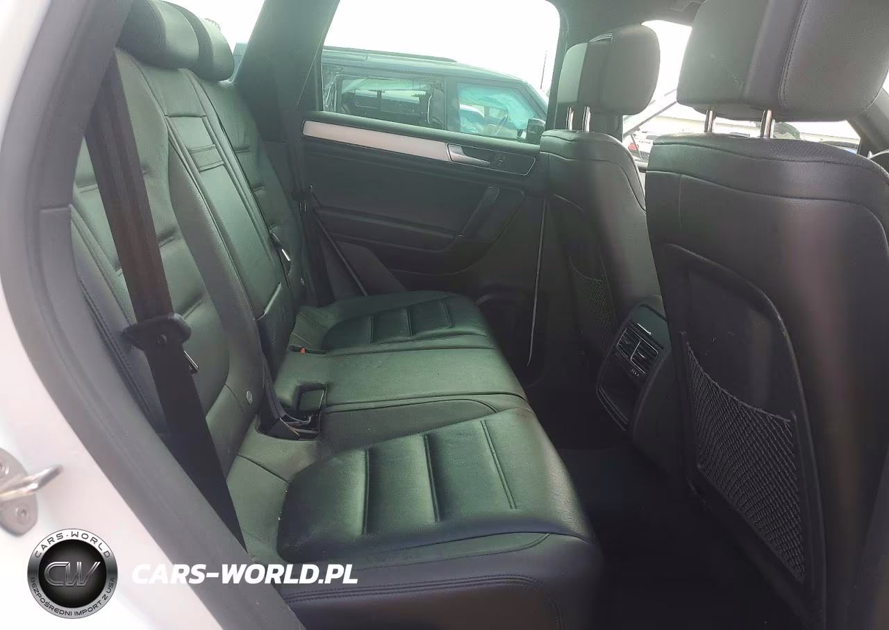 2017 Volkswagen Touareg Wolfsburg VIN:WVGRF7BP1HD006060 - 11
