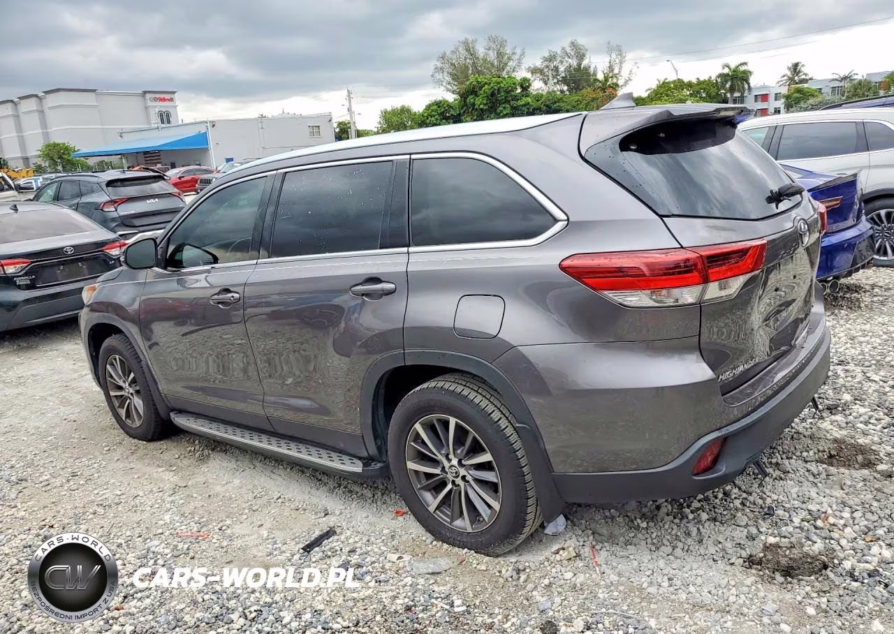 2019 Toyota Highlander Xle VIN:5TDJZRFH5KS617129 - 2
