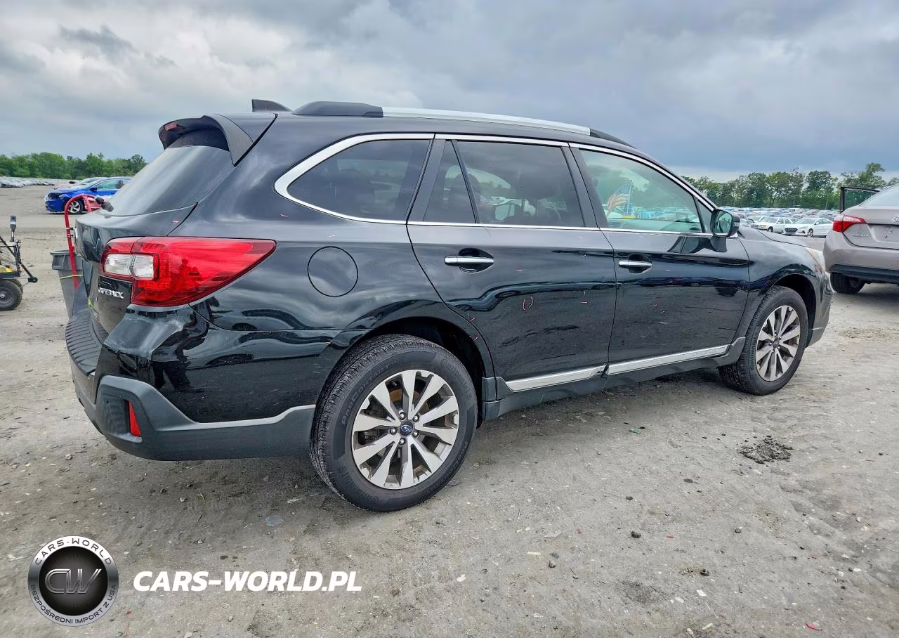 2018 Subaru Outback Touring VIN:4S4BSATC1J3358217 - 3