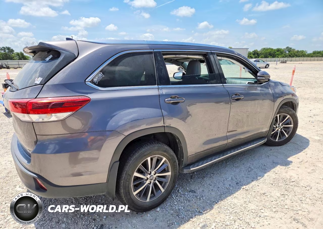 2018 Toyota Highlander Xle VIN:5TDKZRFHXJS549736 - 3