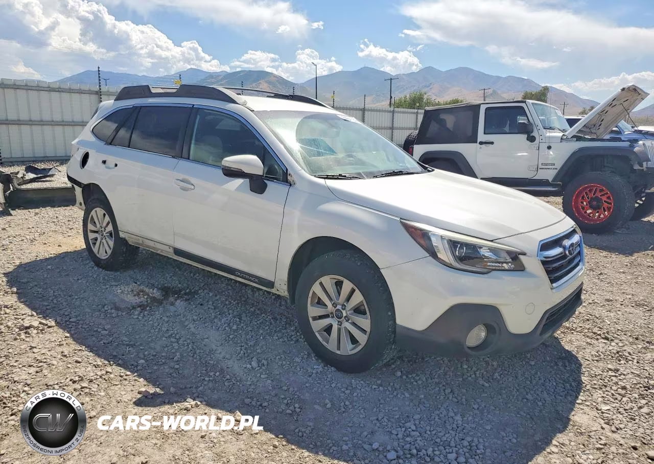 2018 Subaru Outback 2.5I Premium VIN:4S4BSAFC6J3256469 - 4