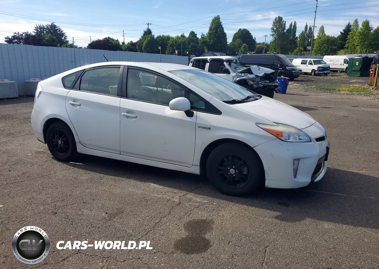 2013 Toyota Prius Three VIN:JTDKN3DU4D5573386 - 4