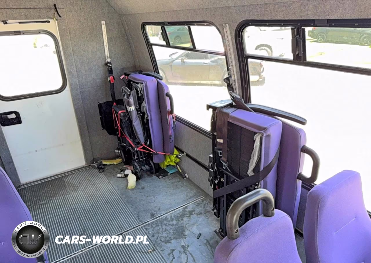 2010 Ford Econoline E450 Super Duty Cutaway Van VIN:1FDXE4FSXADA45159 - 12