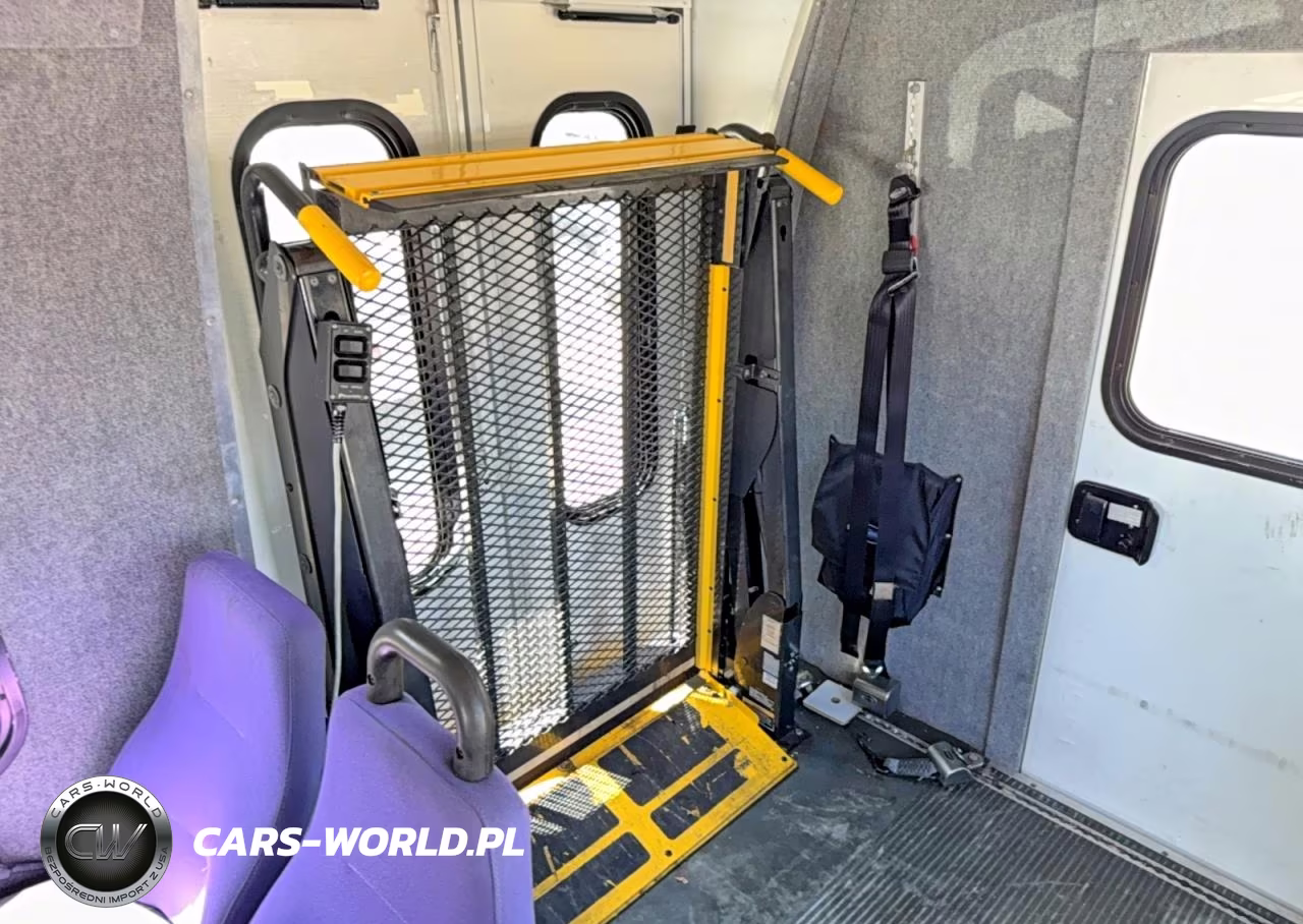 2010 Ford Econoline E450 Super Duty Cutaway Van VIN:1FDXE4FSXADA45159 - 13