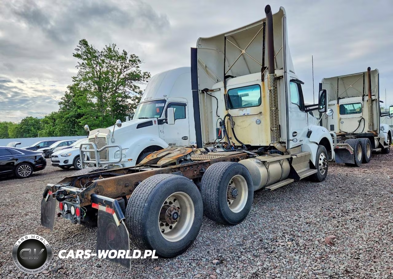 2015 Kenworth T880 Semi Truck VIN:1XKZD49X8FJ423211 - 4