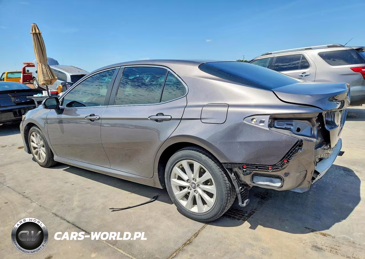 2018 Toyota Camry Le VIN:4T1B11HK2JU628407 - 2