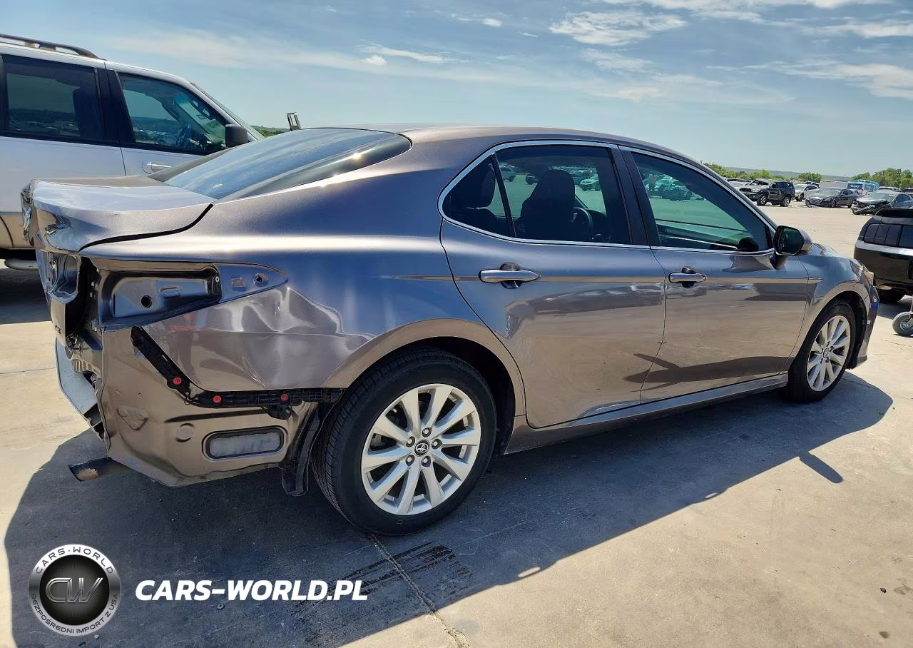 2018 Toyota Camry Le VIN:4T1B11HK2JU628407 - 3