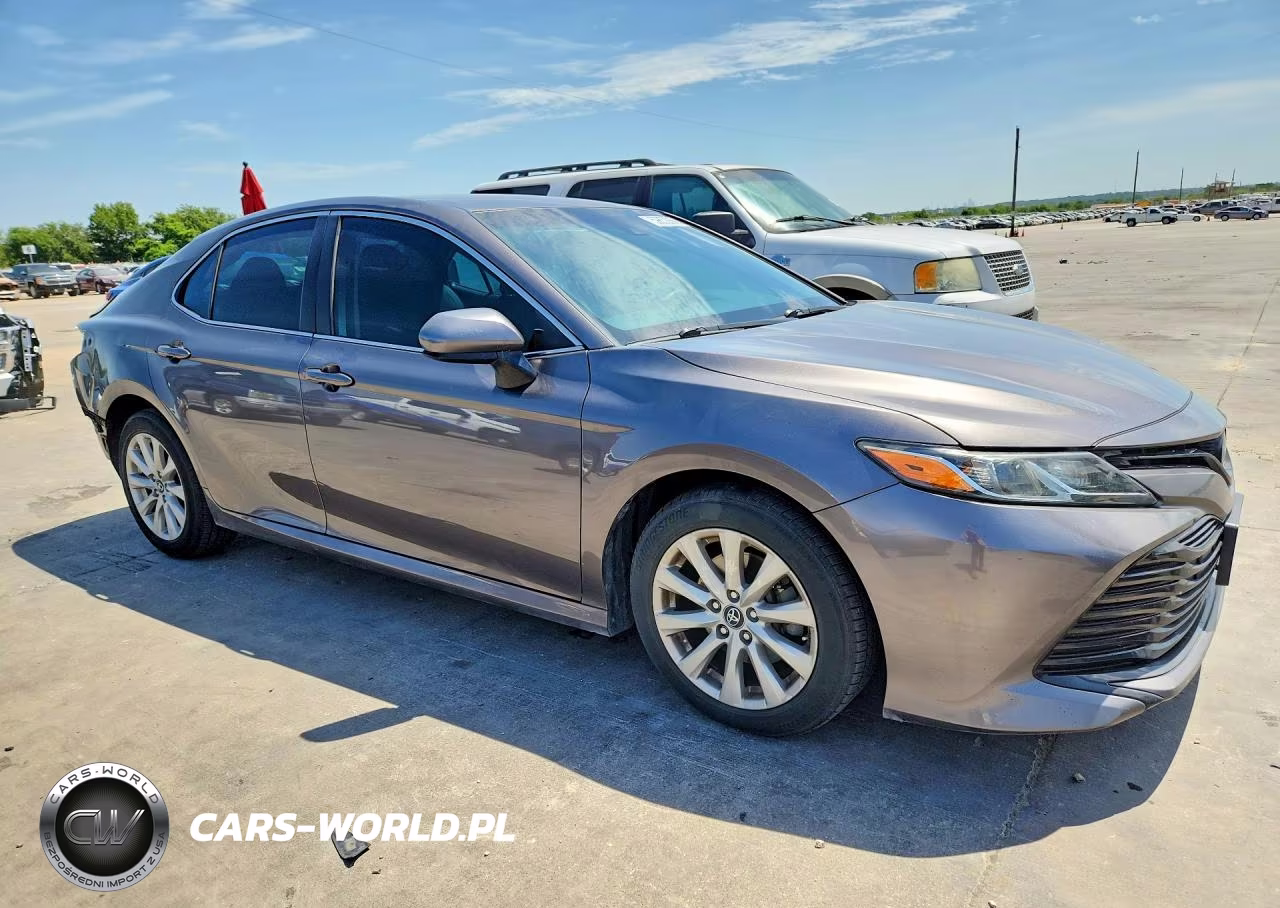 2018 Toyota Camry Le VIN:4T1B11HK2JU628407 - 4
