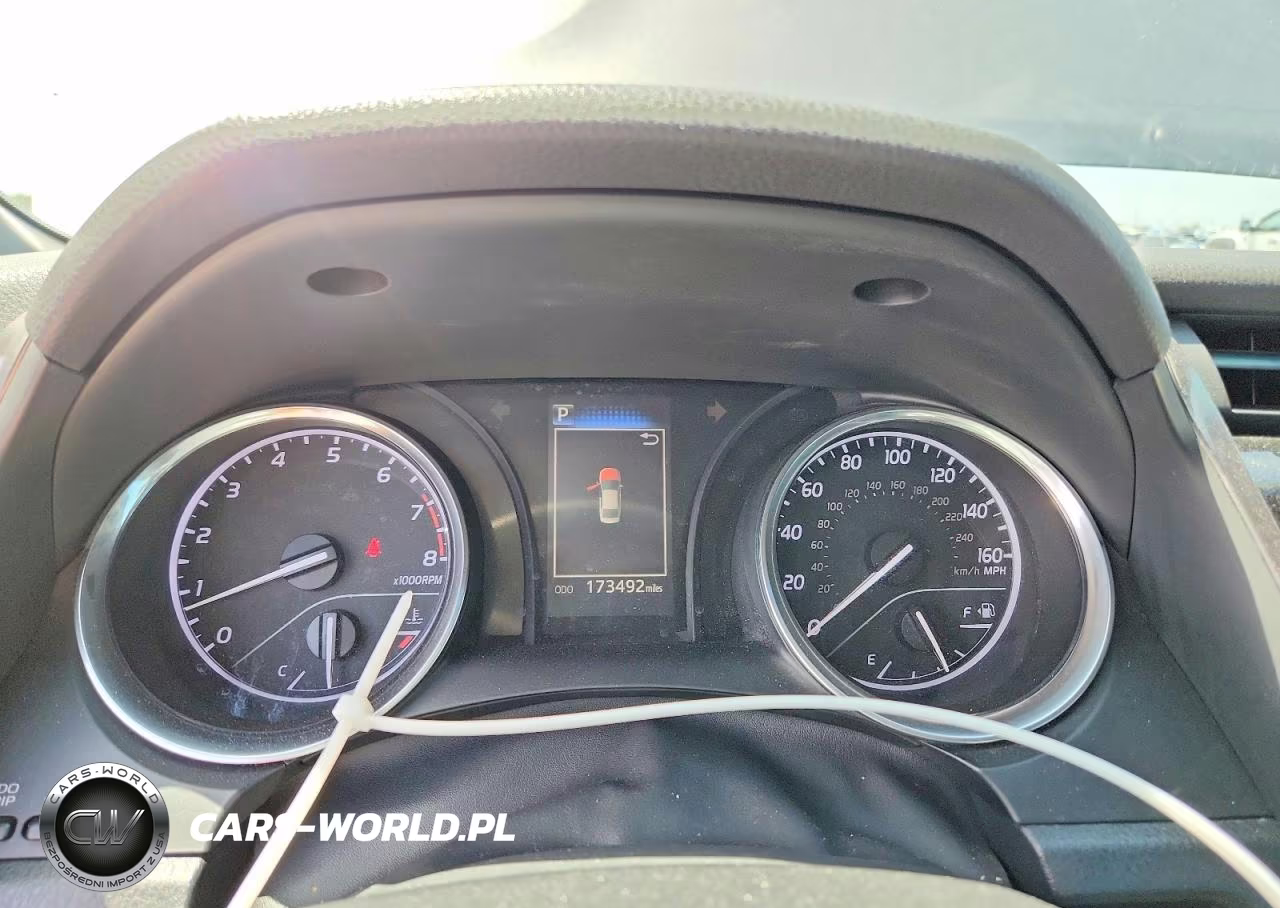 2018 Toyota Camry Le VIN:4T1B11HK2JU628407 - 9