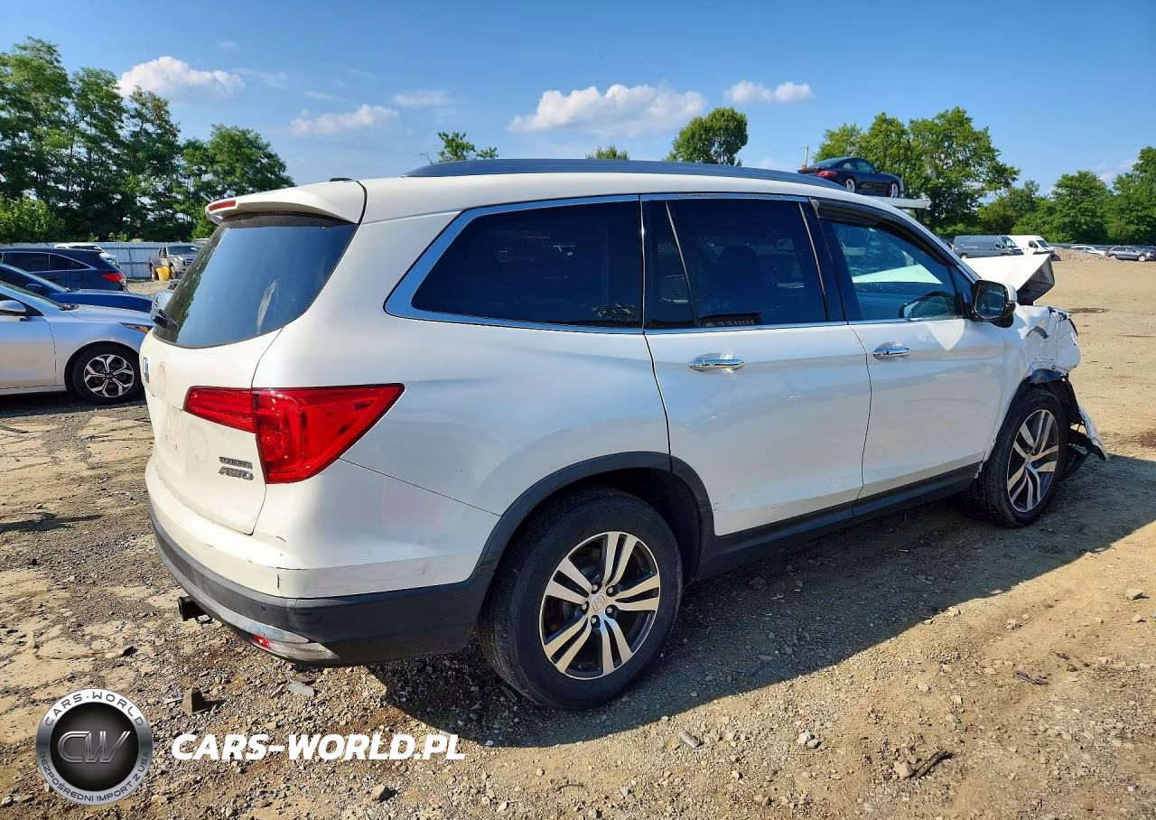 2018 Honda Pilot Touring VIN:5FNYF6H93JB065628 - 3
