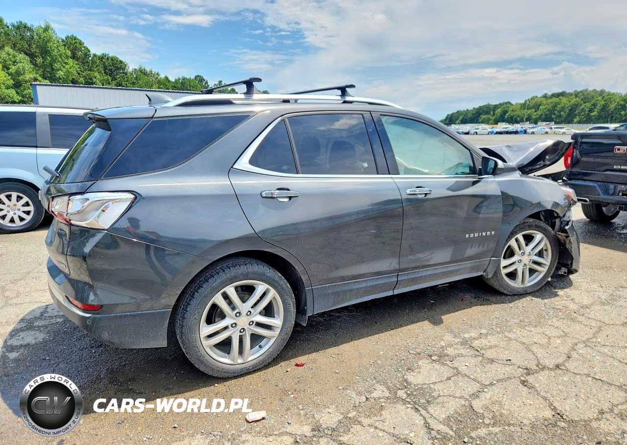 2018 Chevrolet Equinox VIN:3GNAXMEV6JL104709 - 3