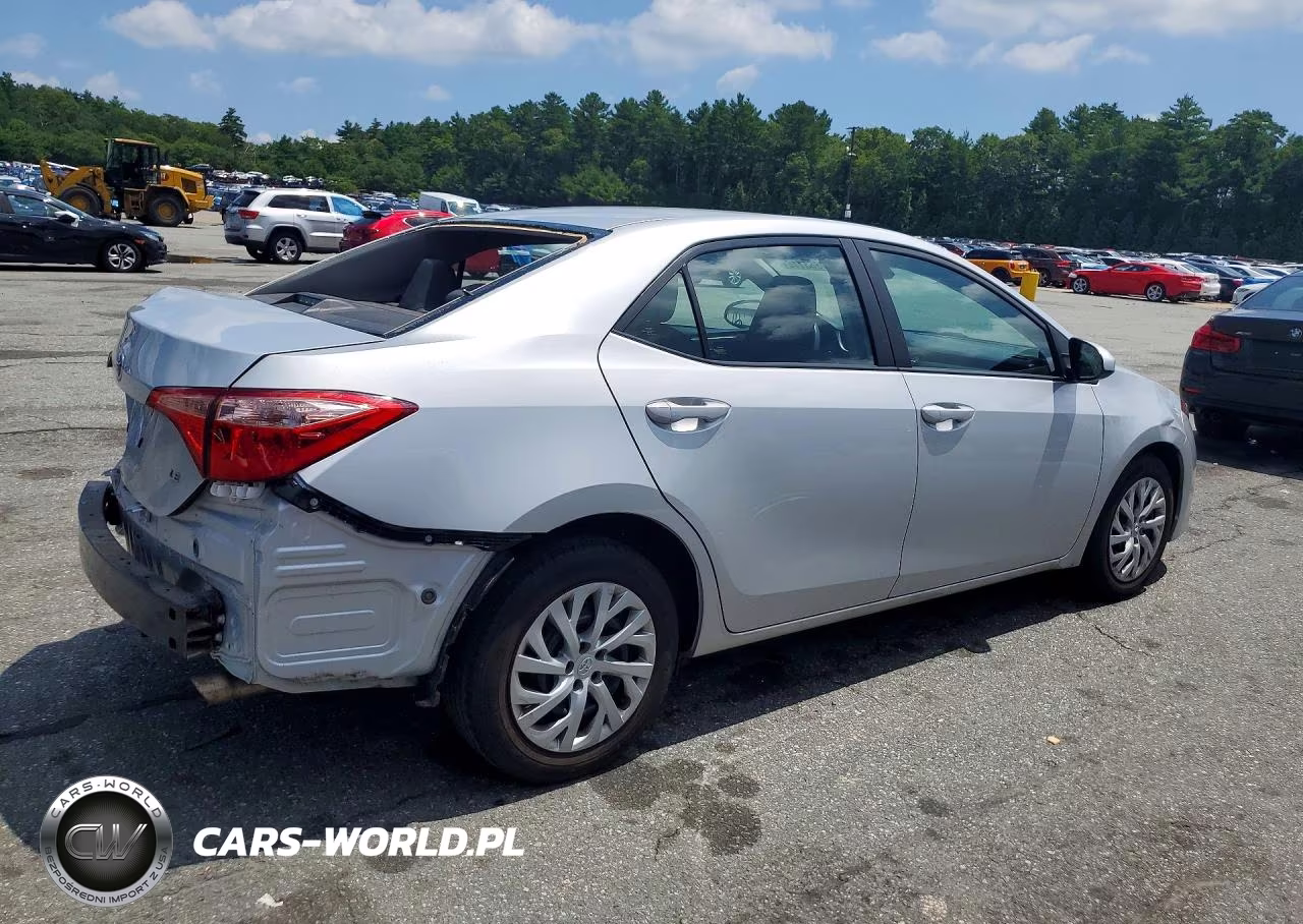 2018 Toyota Corolla Le VIN:2T1BURHE1JC073113 - 3