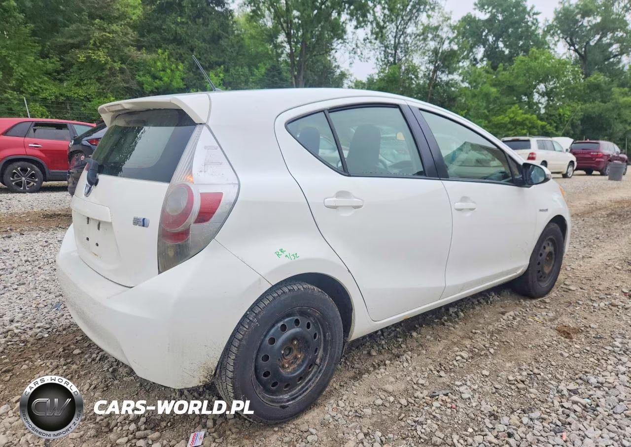 2014 Toyota Prius C One VIN:JTDKDTB33E1562465 - 3
