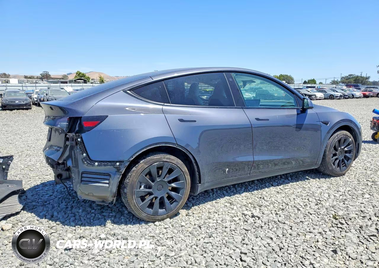 2021 Tesla Model Y VIN:5YJYGDEE2MF213243 - 3