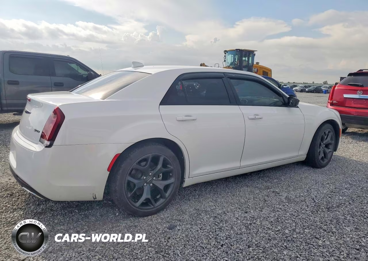 2023 Chrysler 300 Touring VIN:2C3CCAAG0PH664864 - 3