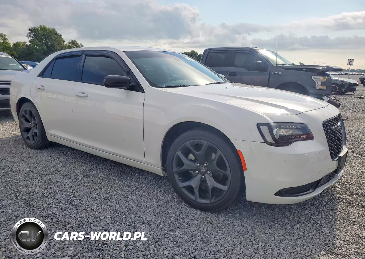 2023 Chrysler 300 Touring VIN:2C3CCAAG0PH664864 - 4