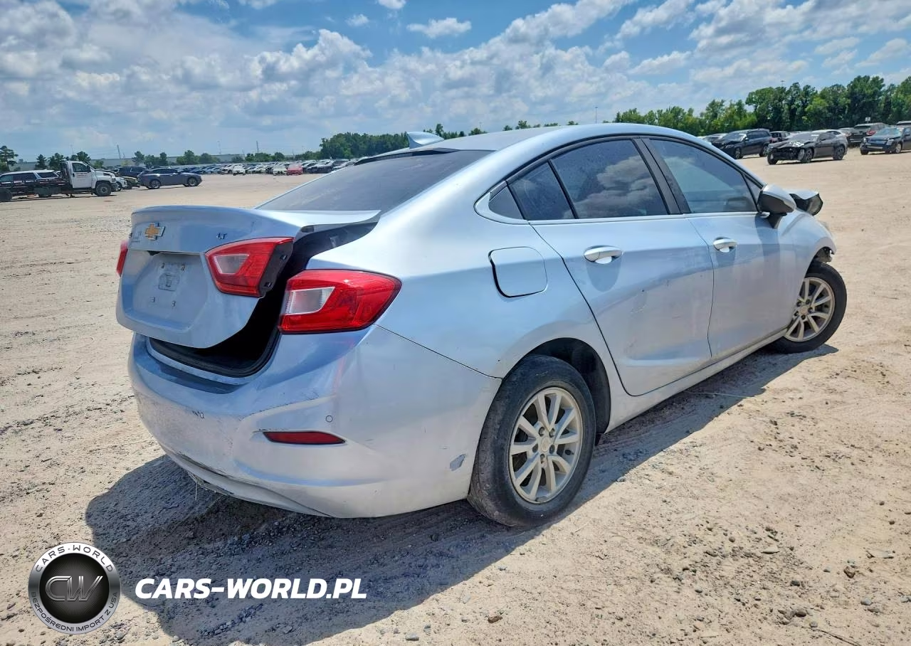 2018 Chevrolet Cruze Lt VIN:1G1BE5SM2J7113702 - 3