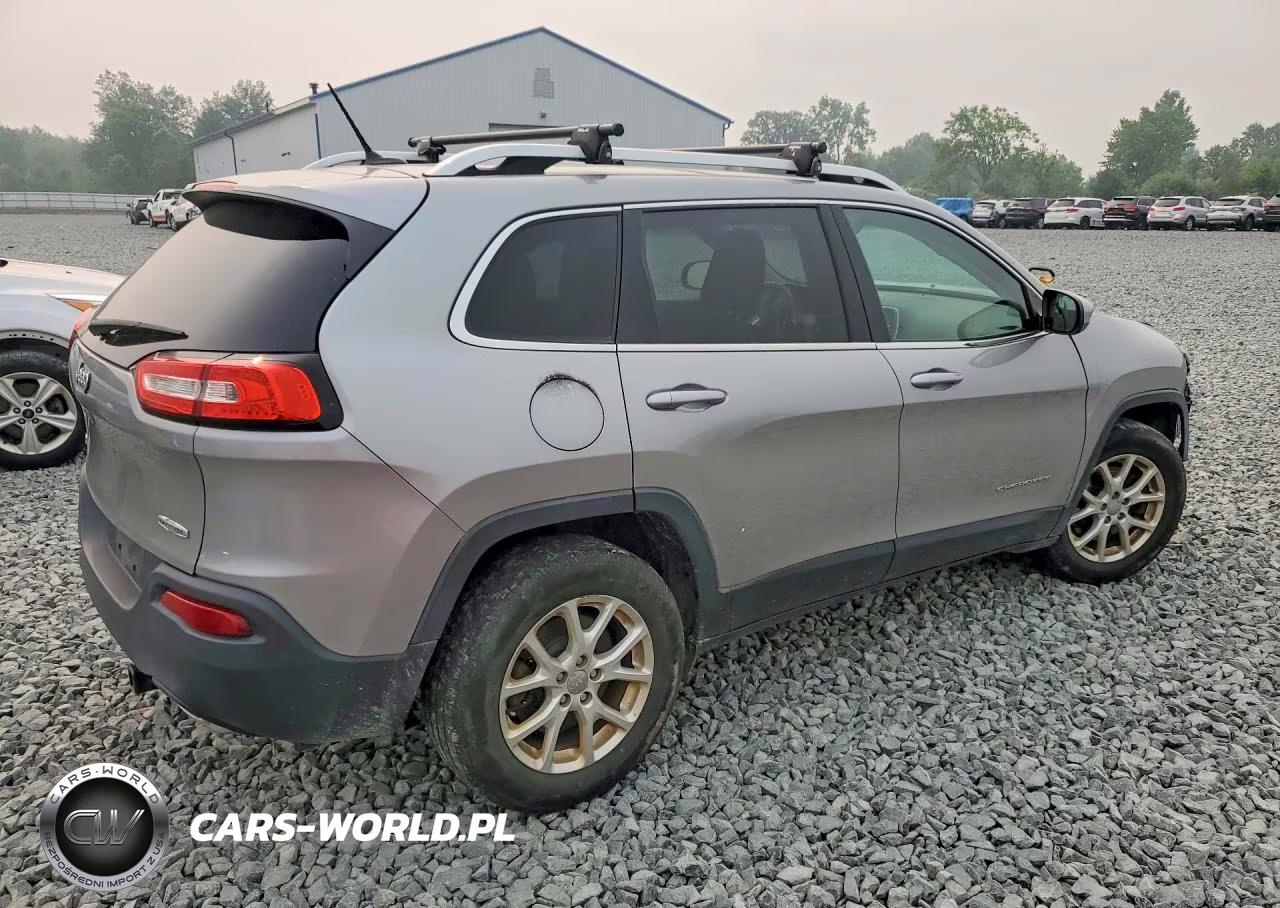 2015 Jeep Cherokee Latitude VIN:1C4PJMCS1FW725466 - 3
