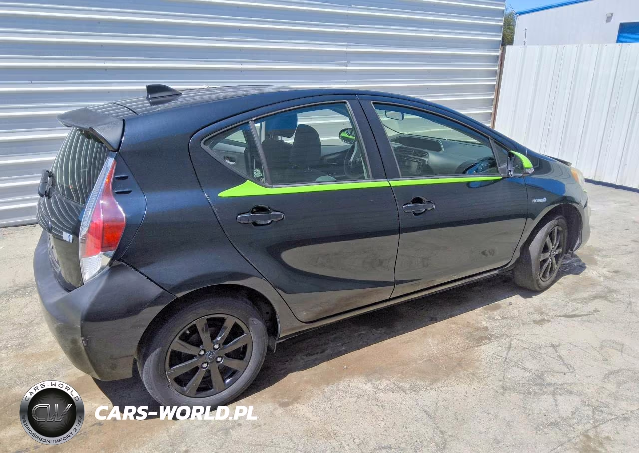 2016 Toyota Prius C Persona Special Edition VIN:JTDKDTB38G1119229 - 3