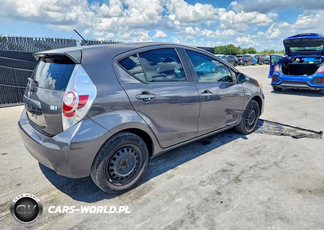 2013 Toyota Prius C Two VIN:JTDKDTB30D1535965 - 3