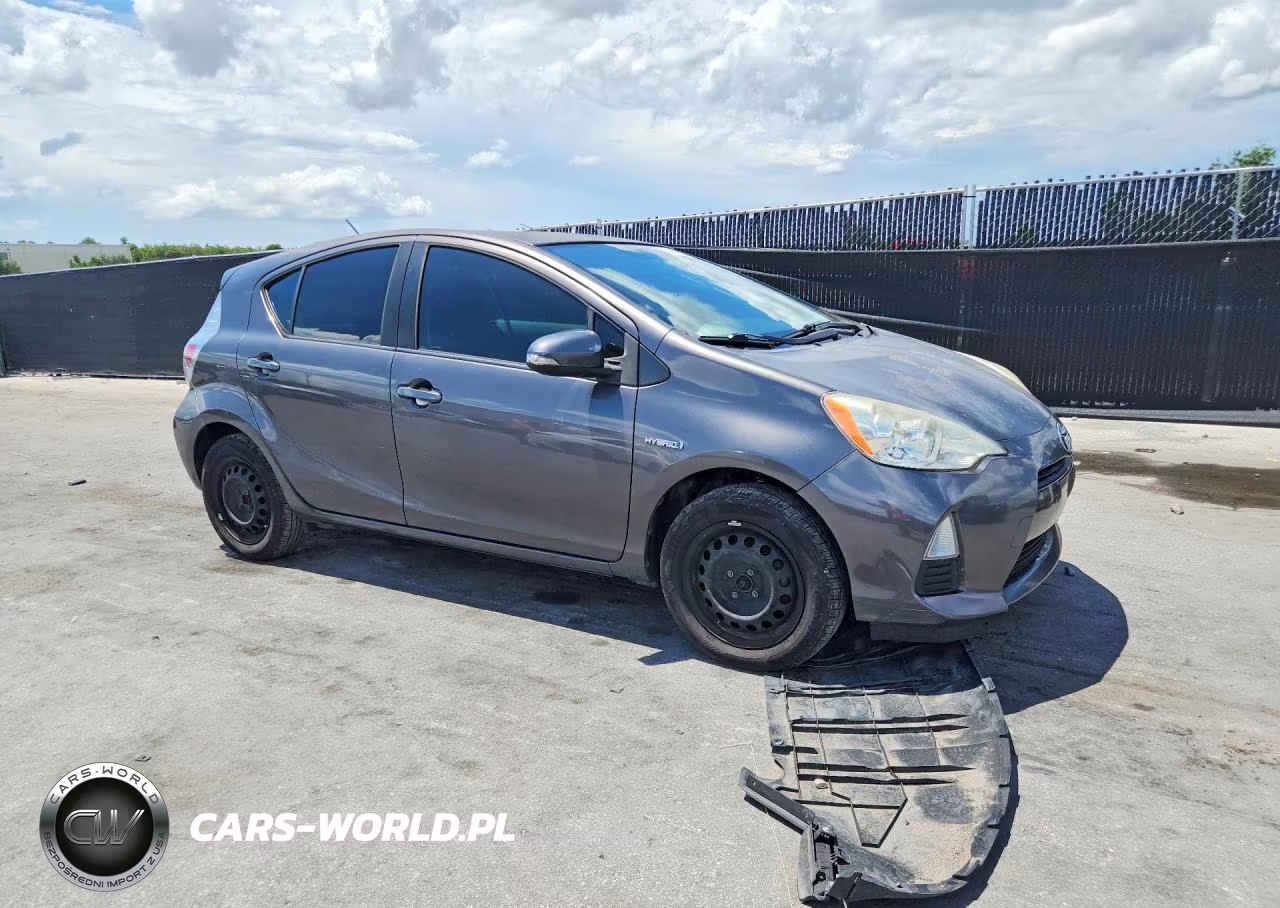 2013 Toyota Prius C Two VIN:JTDKDTB30D1535965 - 4