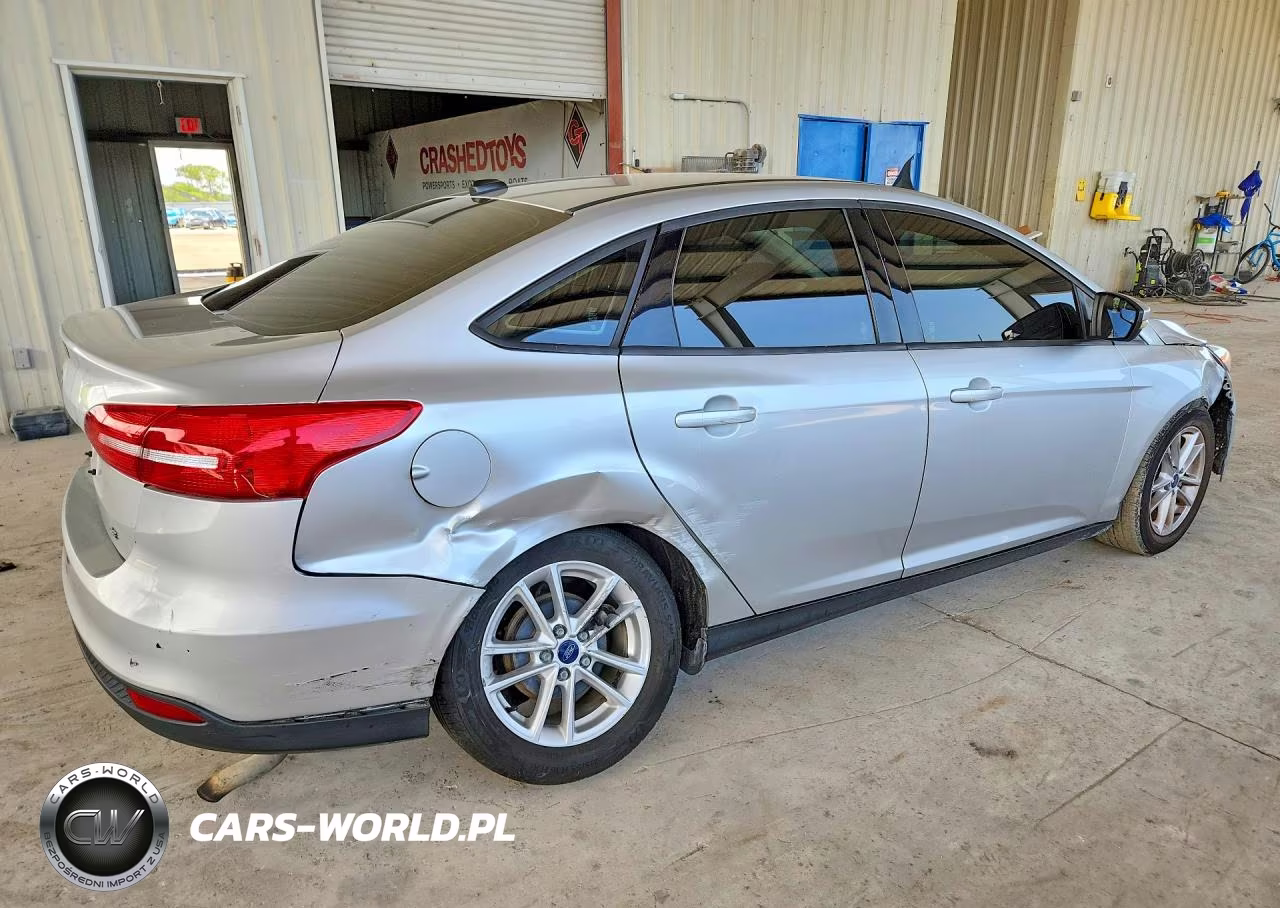 2015 Ford Focus Se VIN:1FADP3F27FL237847 - 3