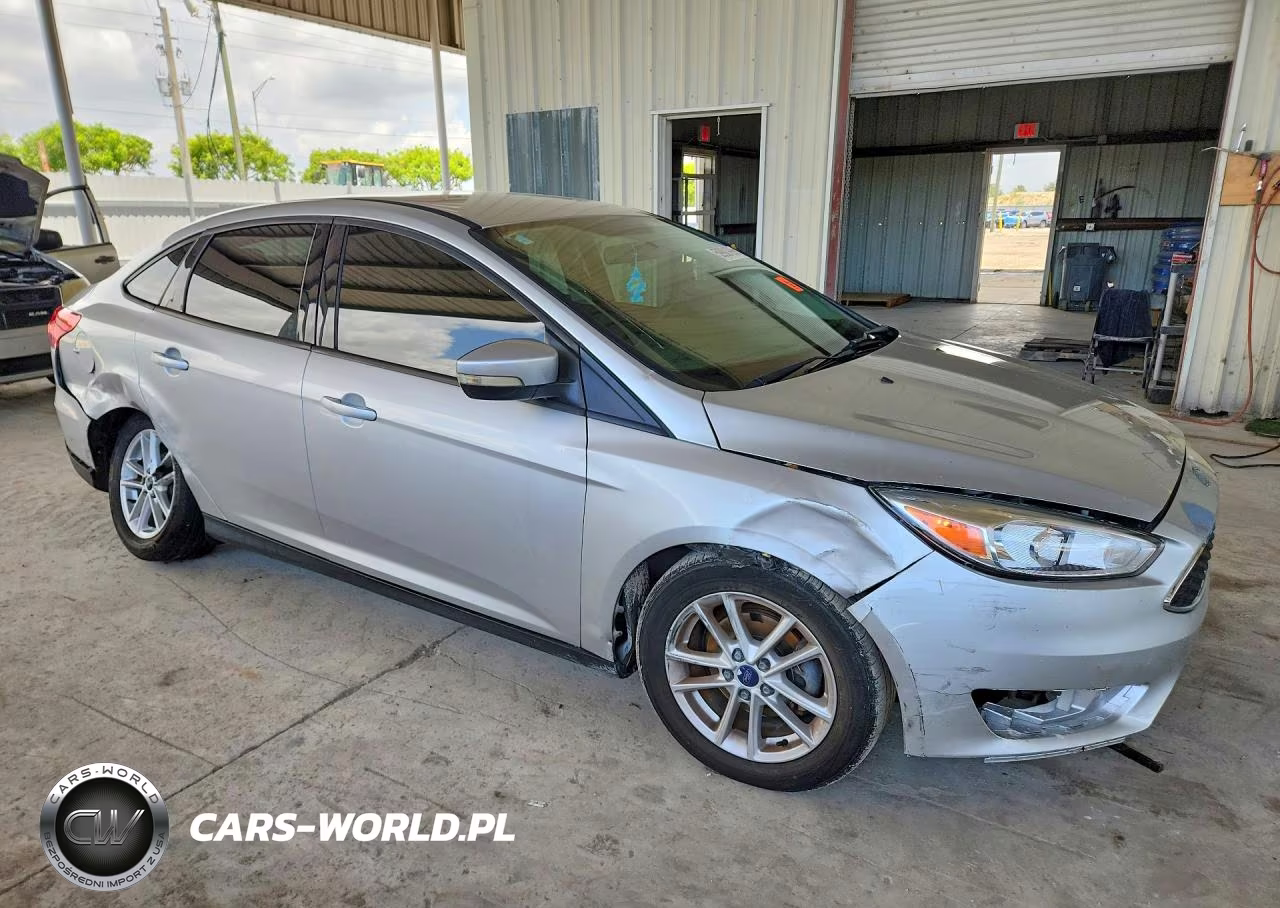 2015 Ford Focus Se VIN:1FADP3F27FL237847 - 4