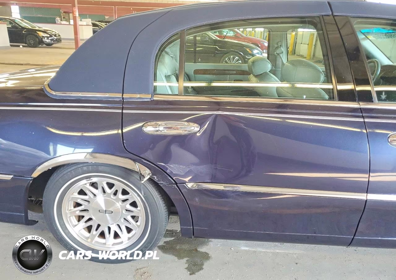 1999 Lincoln Town Car Signature VIN:1LNHM82W2XY718549 - 10