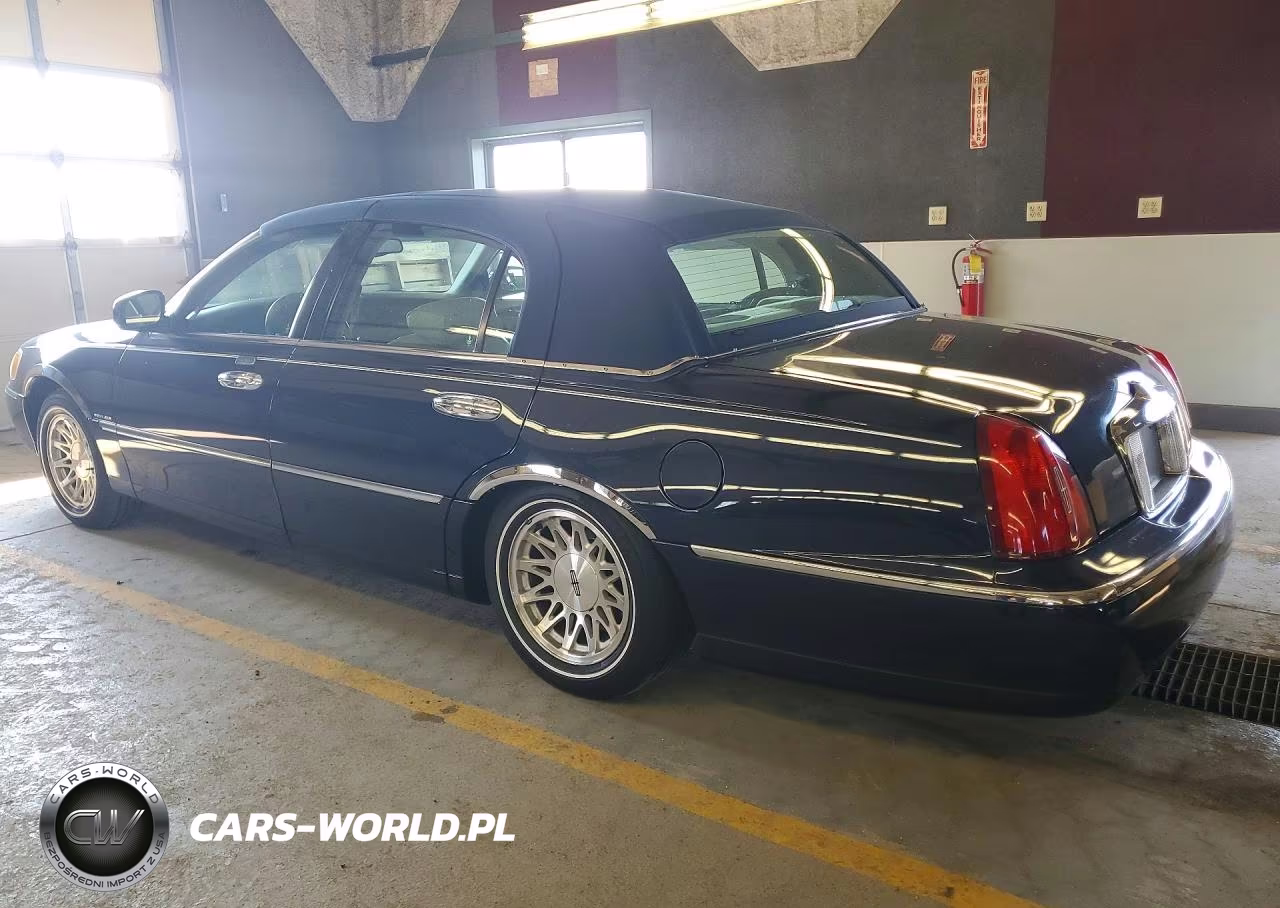 1999 Lincoln Town Car Signature VIN:1LNHM82W2XY718549 - 2