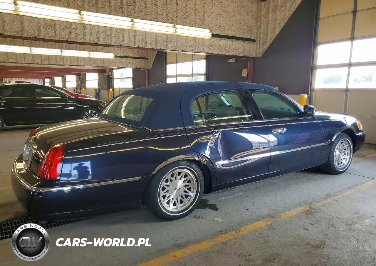 1999 Lincoln Town Car Signature VIN:1LNHM82W2XY718549 - 3
