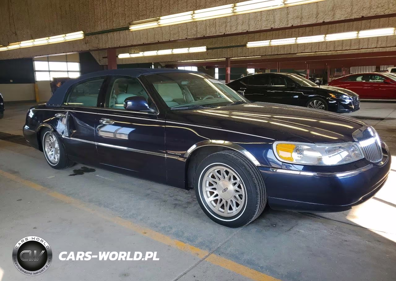 1999 Lincoln Town Car Signature VIN:1LNHM82W2XY718549 - 4
