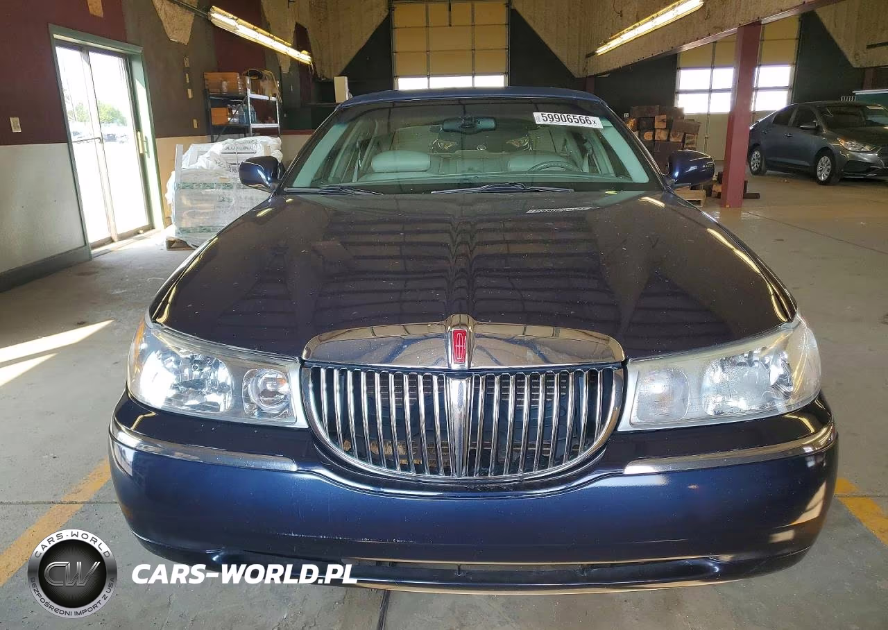1999 Lincoln Town Car Signature VIN:1LNHM82W2XY718549 - 5