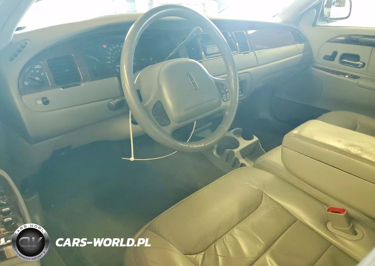 1999 Lincoln Town Car Signature VIN:1LNHM82W2XY718549 - 8