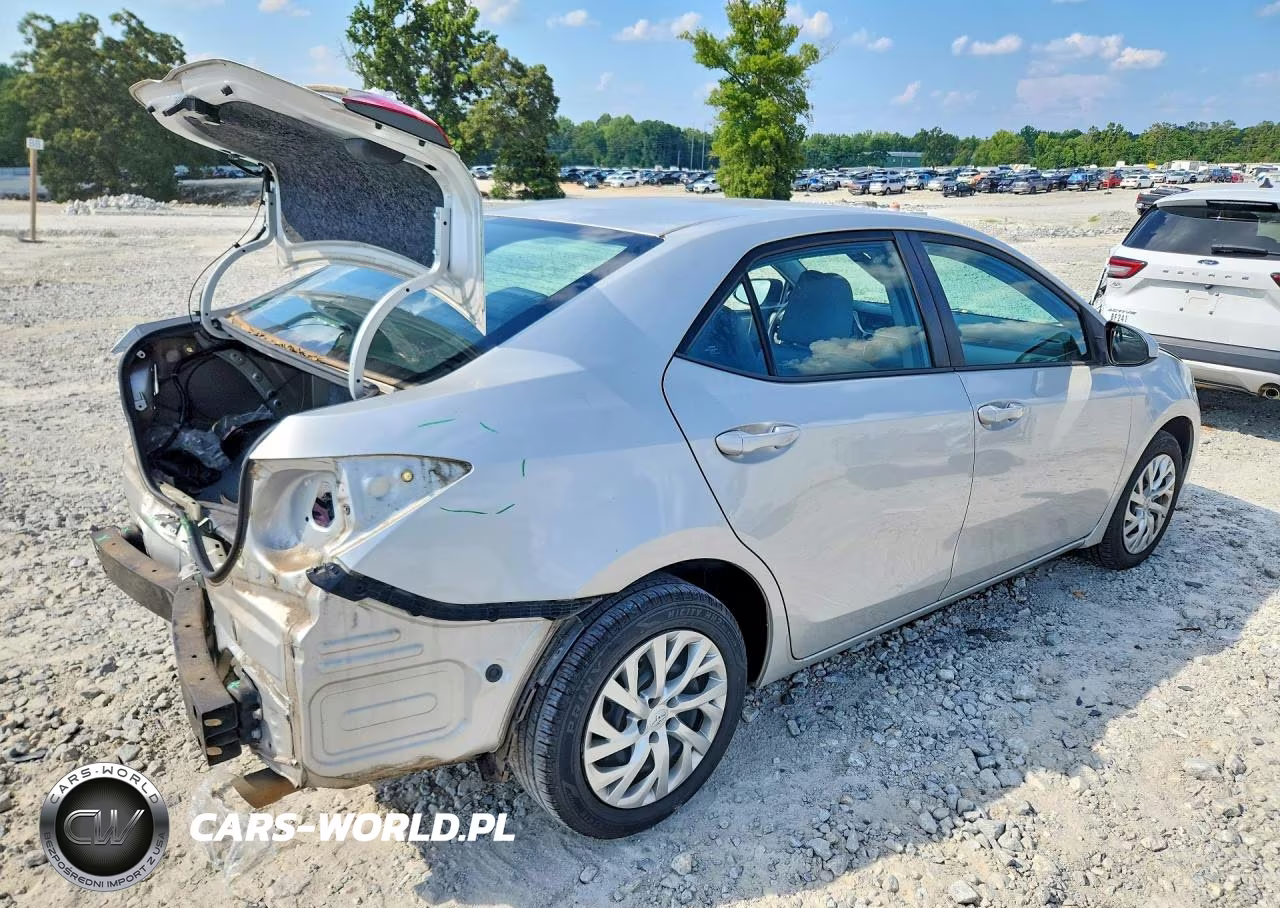 2018 Toyota Corolla Le VIN:5YFBURHE3JP834787 - 3