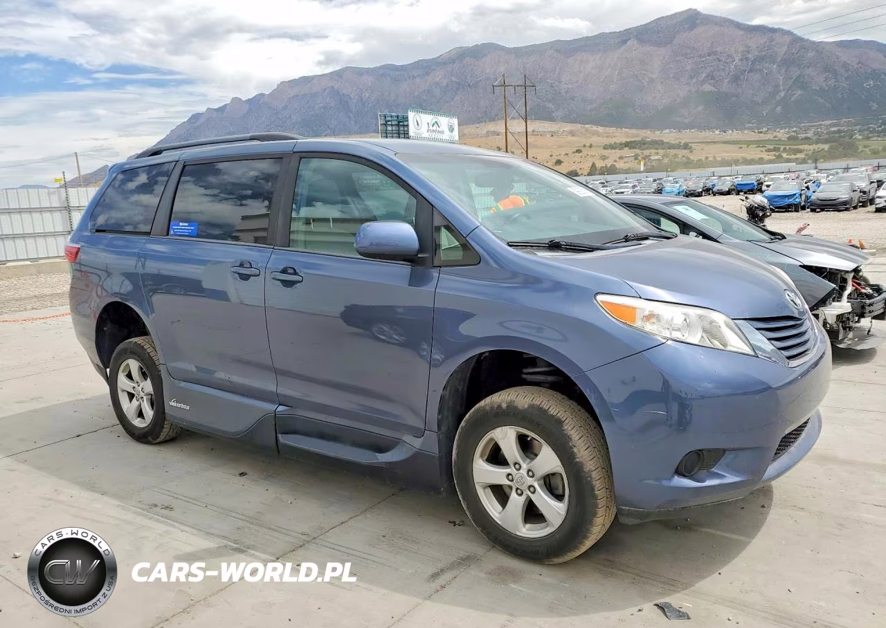 2015 Toyota Sienna Le VIN:5TDKK3DC6FS582653 - 4