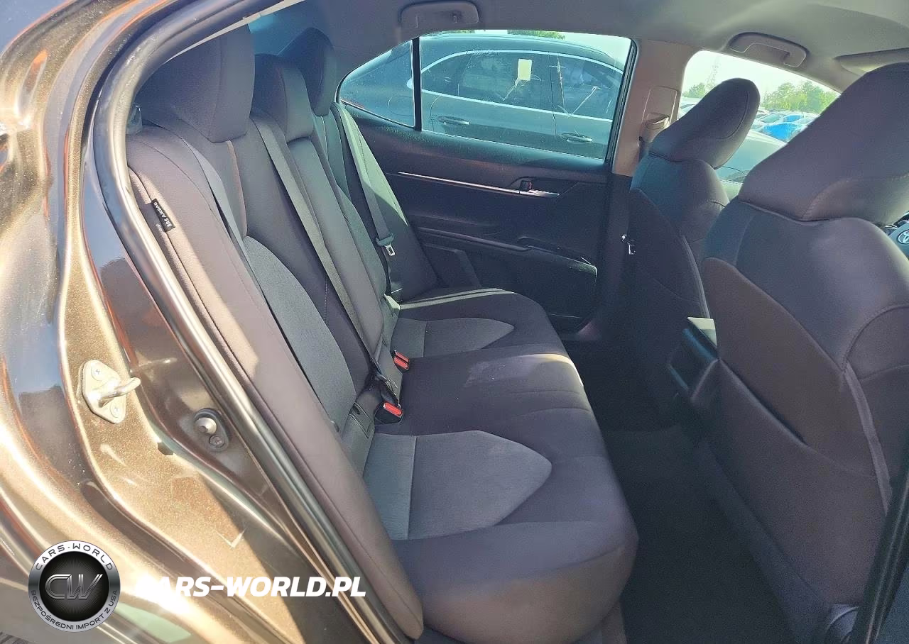 2018 Toyota Camry Le VIN:4T1B11HK4JU045627 - 10