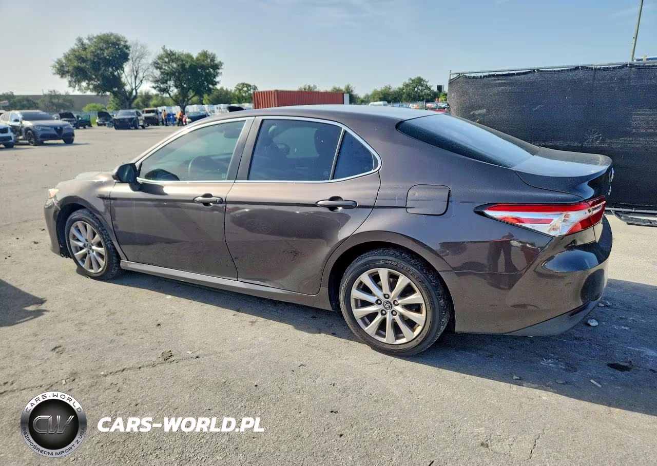 2018 Toyota Camry Le VIN:4T1B11HK4JU045627 - 2