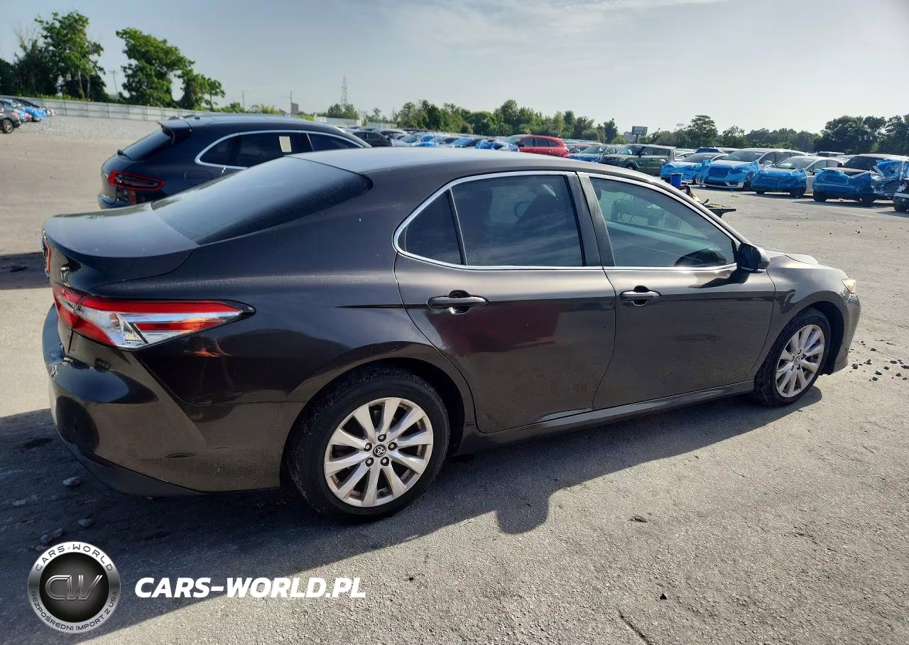 2018 Toyota Camry Le VIN:4T1B11HK4JU045627 - 3