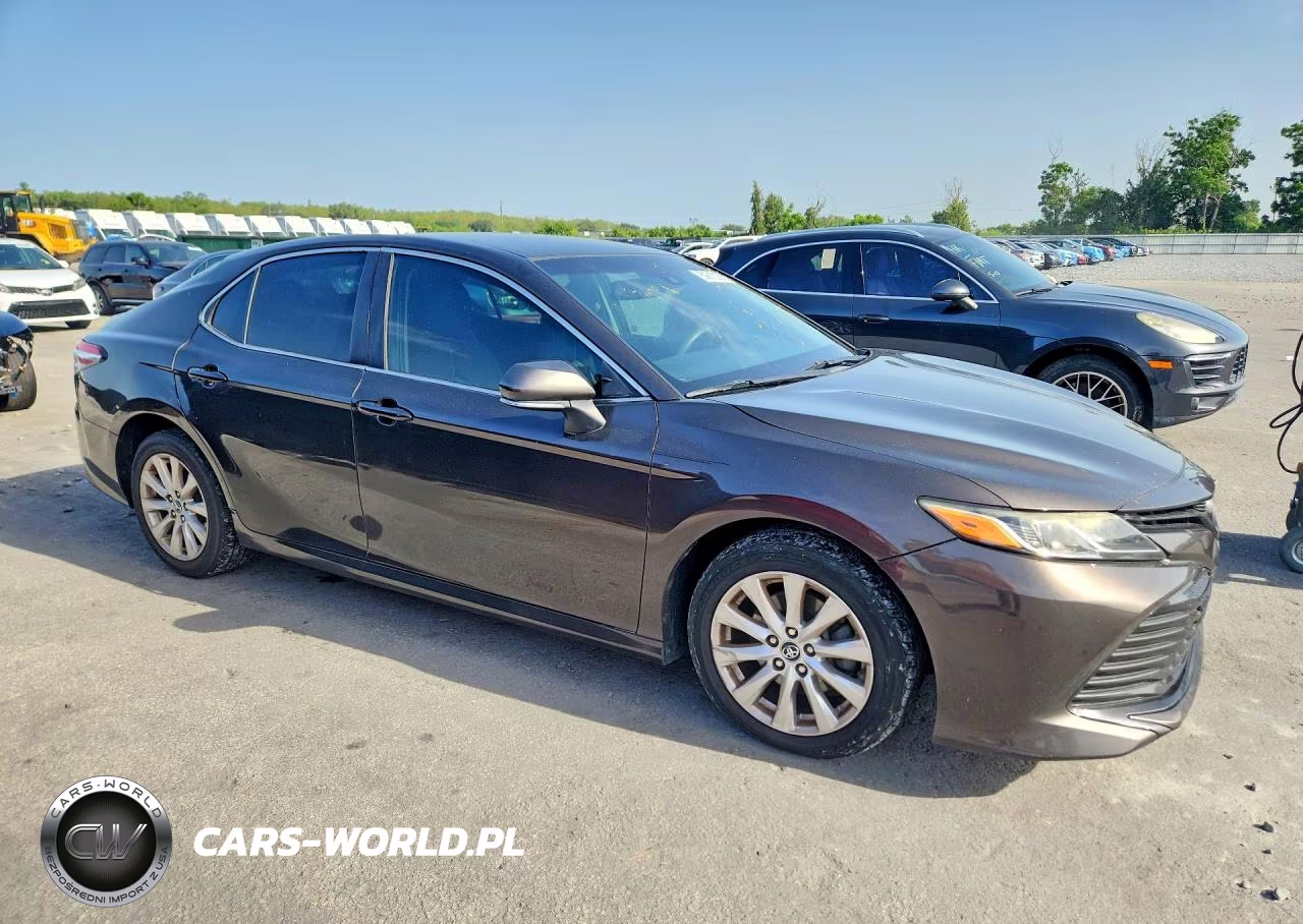 2018 Toyota Camry Le VIN:4T1B11HK4JU045627 - 4