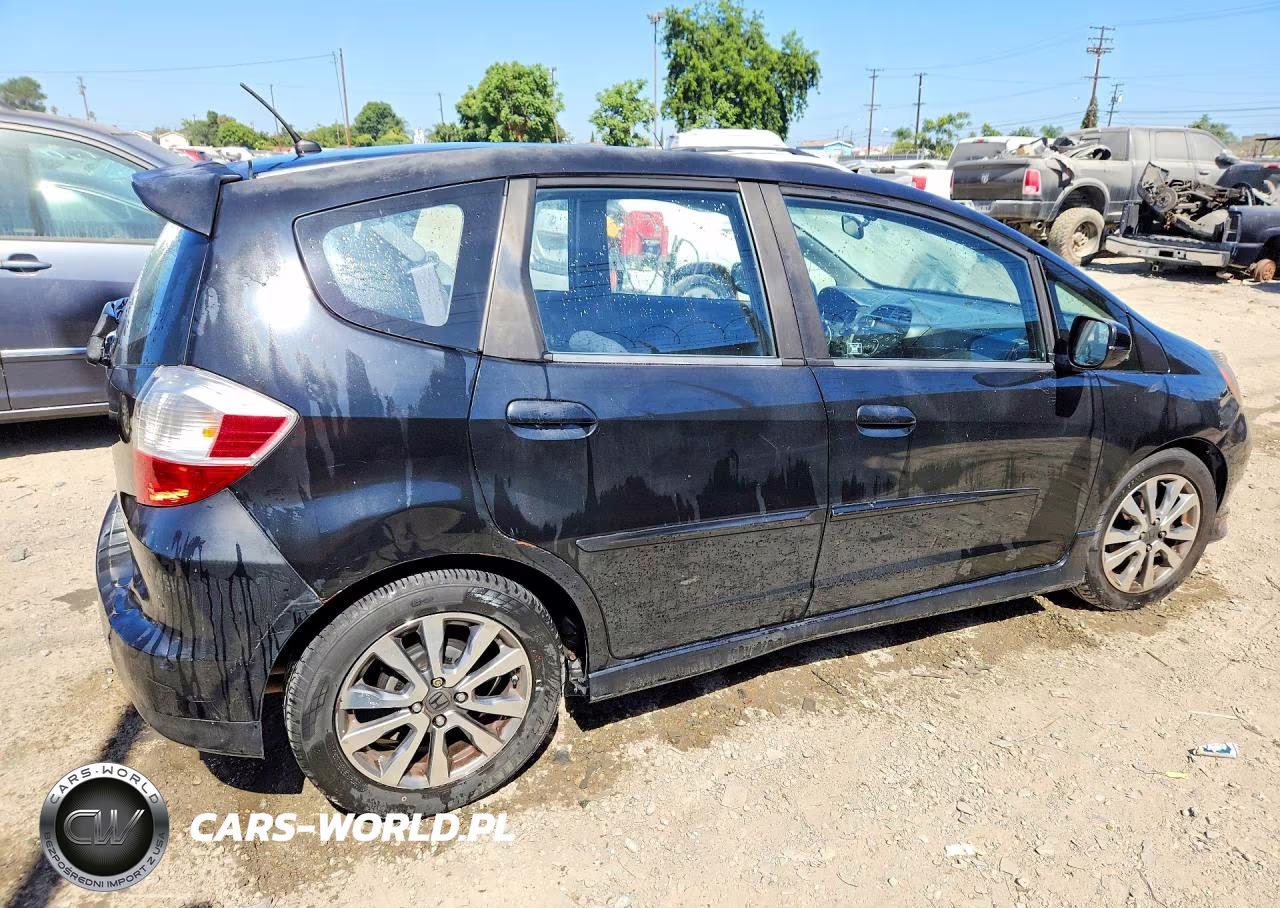 2013 Honda Fit Sport VIN:JHMGE8H56DC049284 - 3