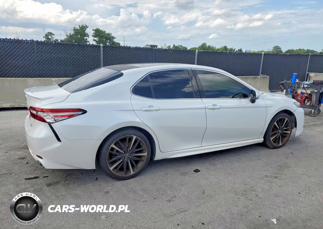 2018 Toyota Camry Xse VIN:4T1B61HK3JU127513 - 3