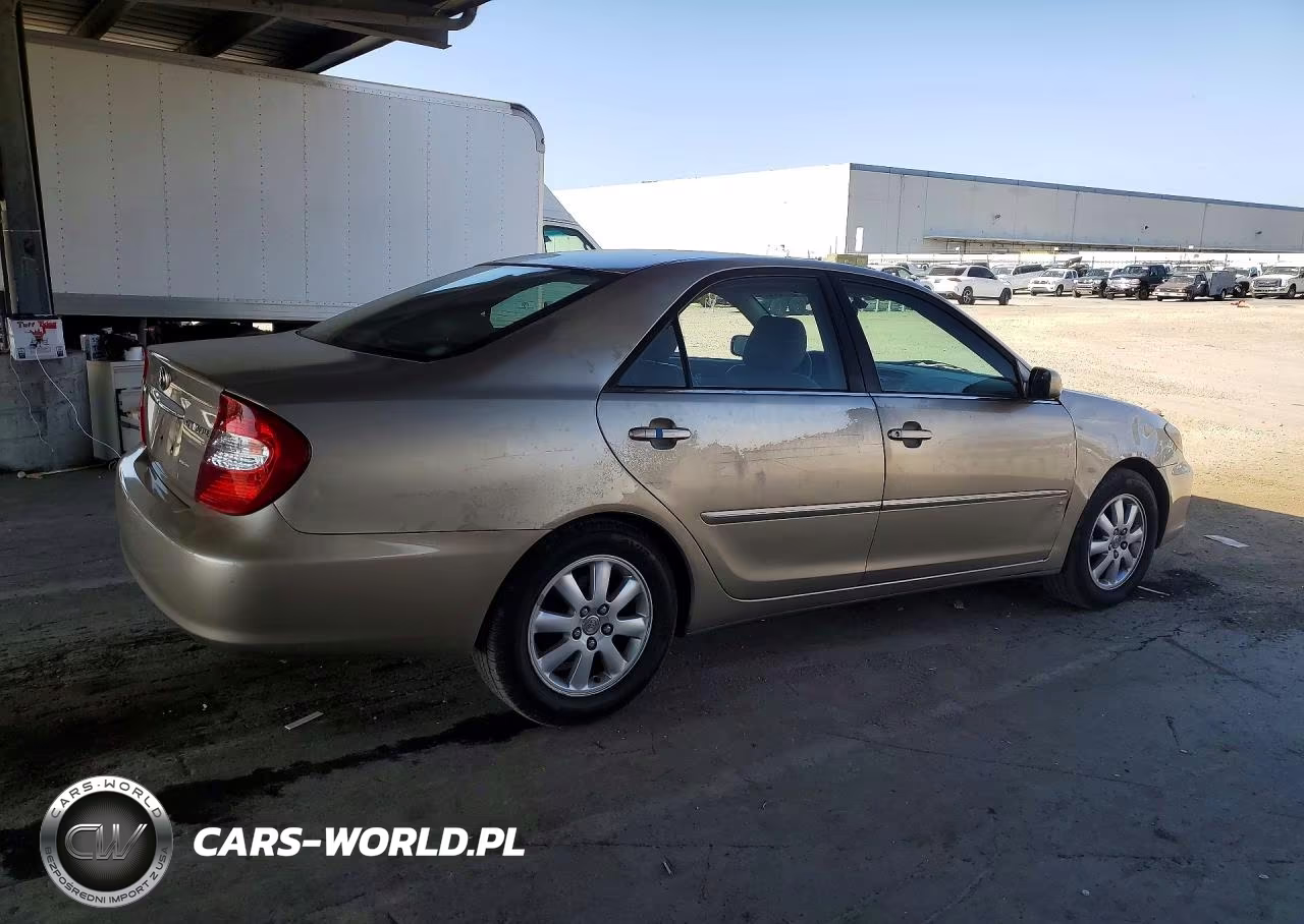 2002 Toyota Camry Xle VIN:JTDBE30K720061670 - 3