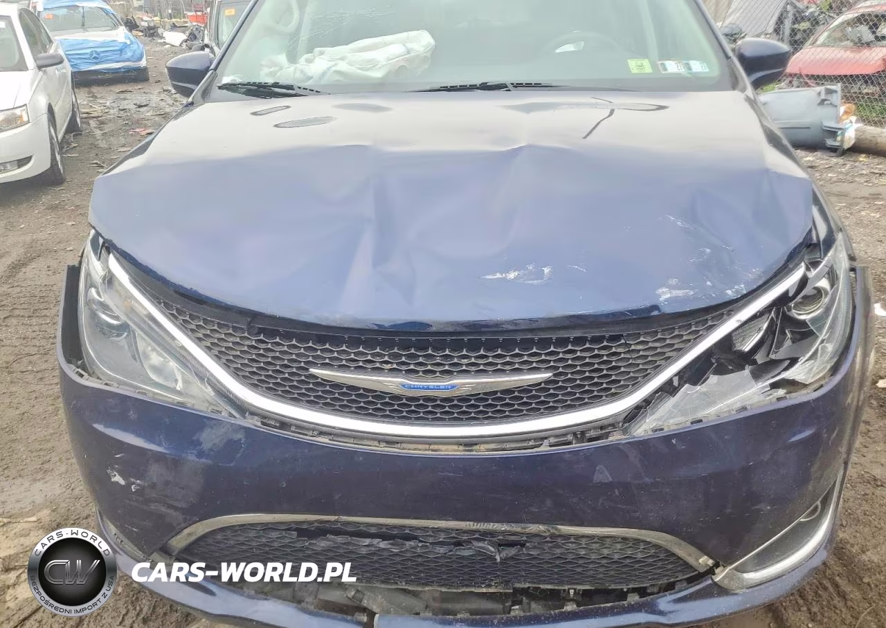 2018 Chrysler Pacifica Touring Plus VIN:2C4RC1FG0JR317874 - 11