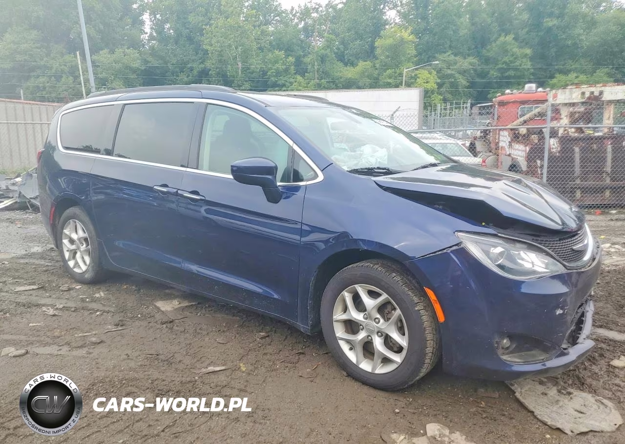 2018 Chrysler Pacifica Touring Plus VIN:2C4RC1FG0JR317874 - 4