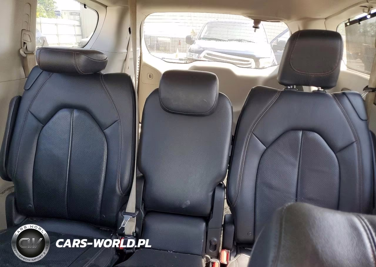 2018 Chrysler Pacifica Touring L VIN:2C4RC1BGXJR258645 - 10