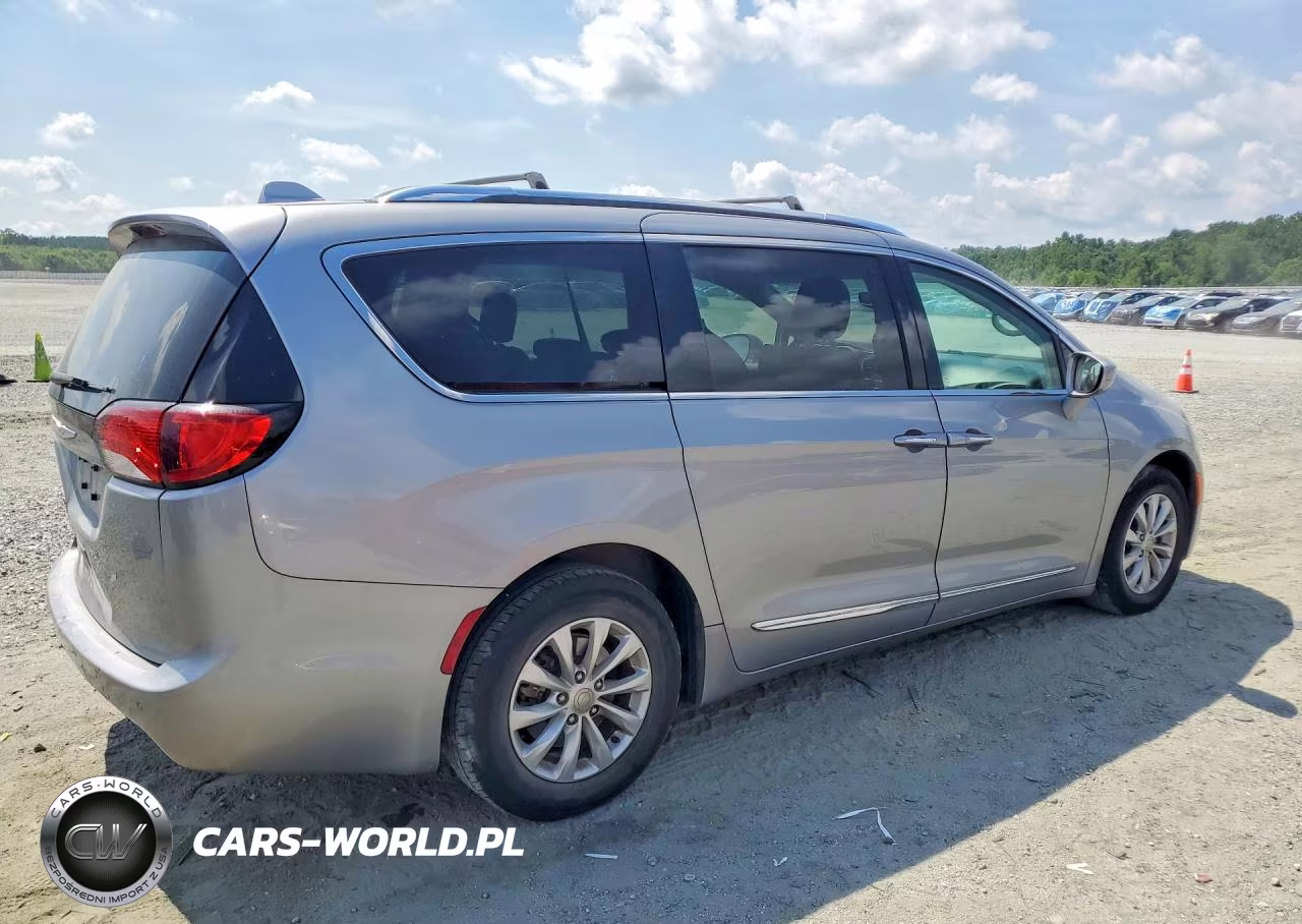 2018 Chrysler Pacifica Touring L VIN:2C4RC1BGXJR258645 - 3