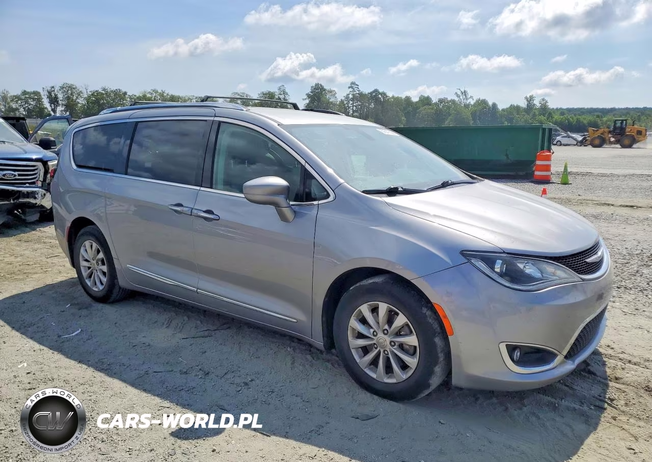 2018 Chrysler Pacifica Touring L VIN:2C4RC1BGXJR258645 - 4