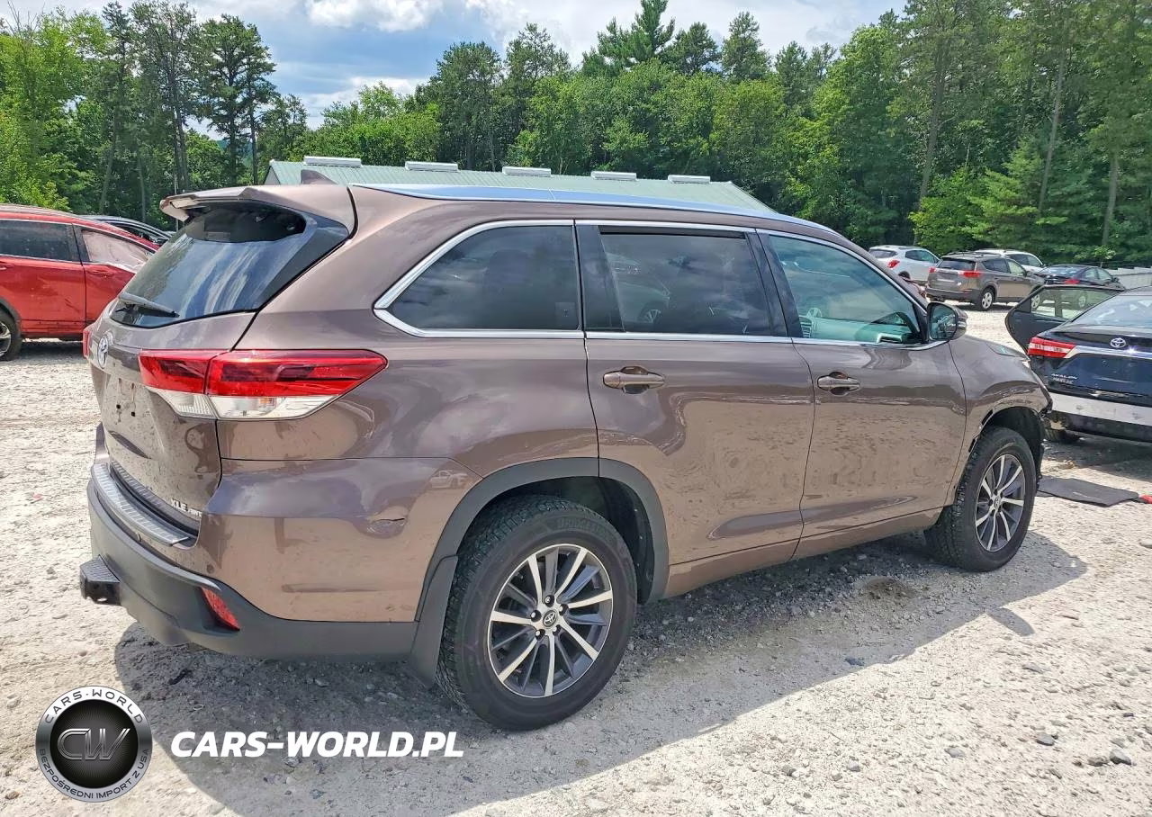 2018 Toyota Highlander Xle VIN:5TDJZRFH7JS843381 - 3