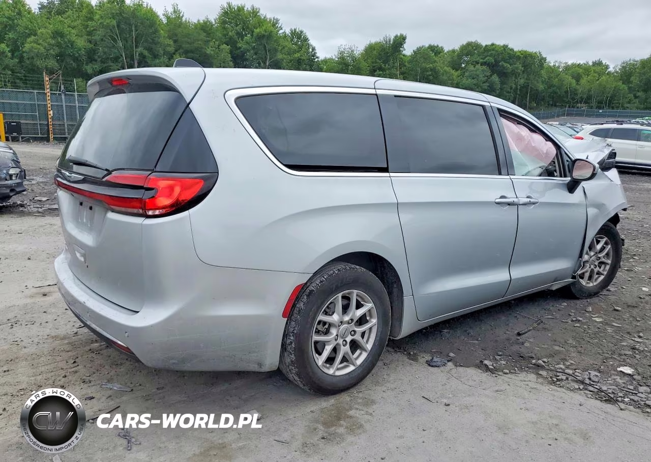 2023 Chrysler Pacifica Touring L VIN:2C4RC1BG8PR594156 - 3