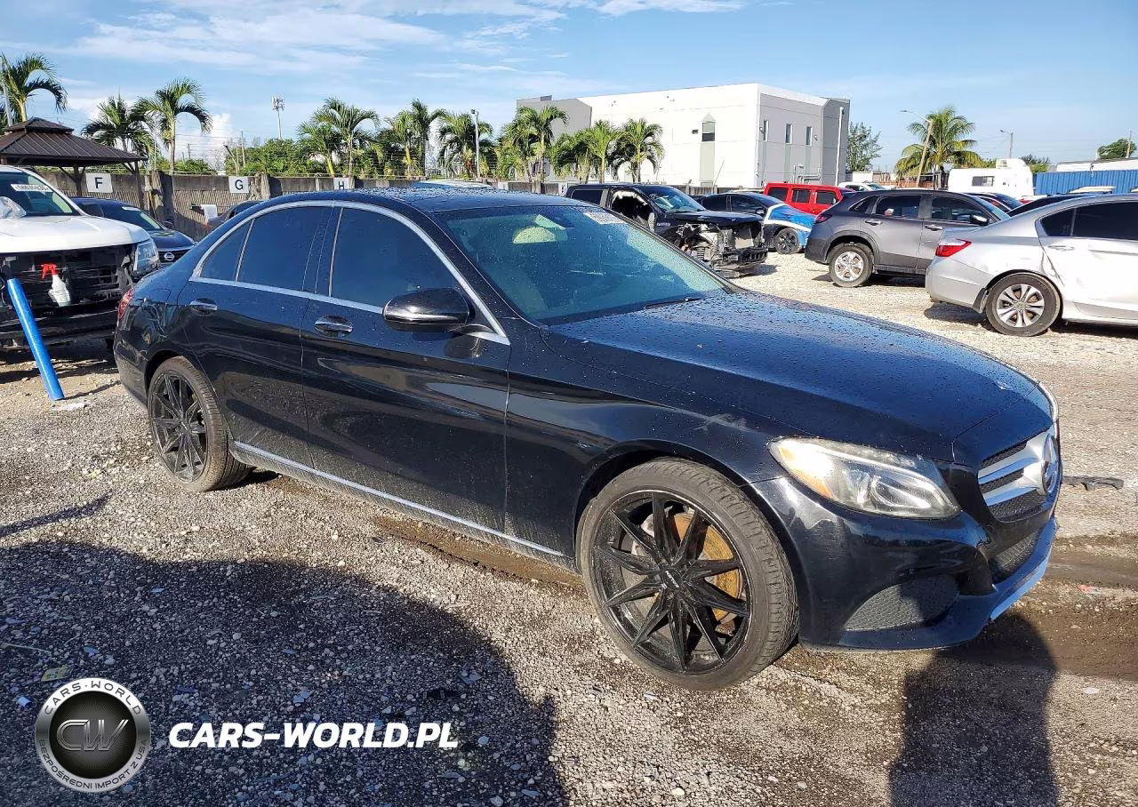 2017 Mercedes-Benz 300 C VIN:55SWF4KB4HU230666 - 4